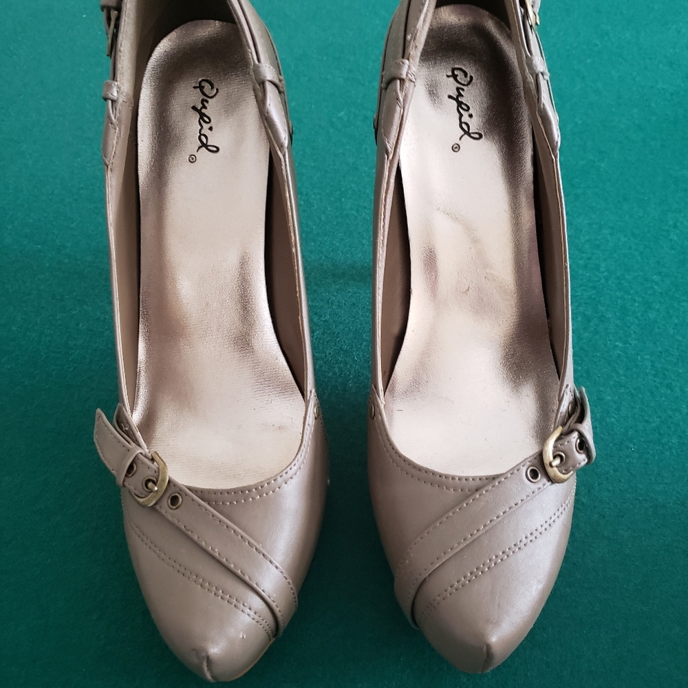 Heels - Picture 3 of 3